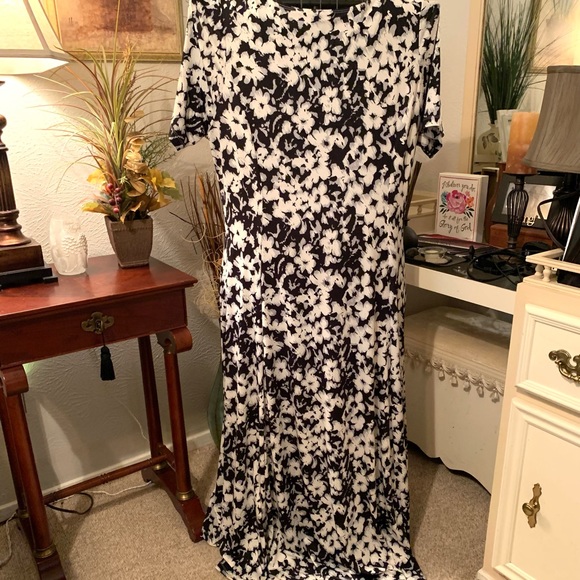 Avenue Dress - Picture 3 of 6